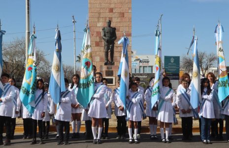 Frente al Monumento a San Martín, más de 400 alumnos juraron lealtad a la bandera de la Provincia