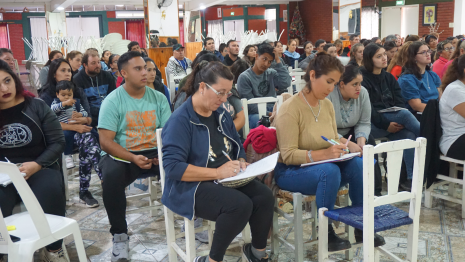 Los feriantes de la plaza del Barrio San Carlos realizaron el curso de manipulación de alimentos