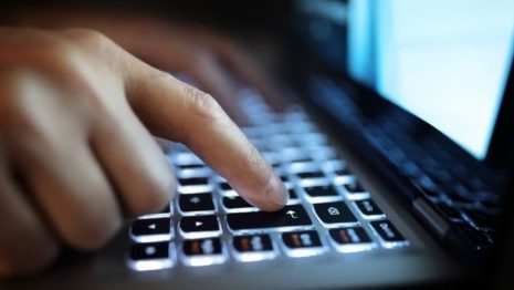 Descubren de casualidad torturas sexuales a un niño: la memoria de celular de un docente tenía fotos de abusos