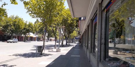 Tras romper una ventana, robaron zapatillas de un conocido comercio