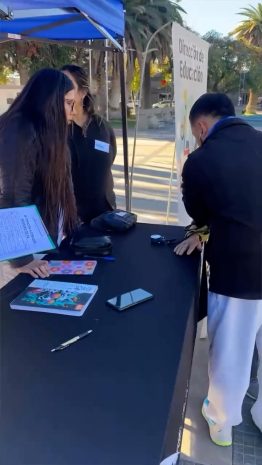 Estudiantes de la carrera de enfermería realizaron controles de presión en la plaza principal