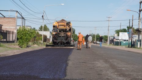 Continúa el asfaltado de calles en zona rural y urbana