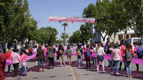 Un emotivo “Lazo Viviente” para prevenir el cáncer de mama