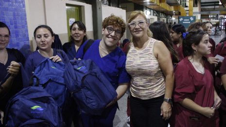 Entregaron 100 mochilas con materiales para estudiantes de enfermería