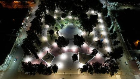 Bowen renovó por completo la luminaria de su plaza distrital con tecnología LED
