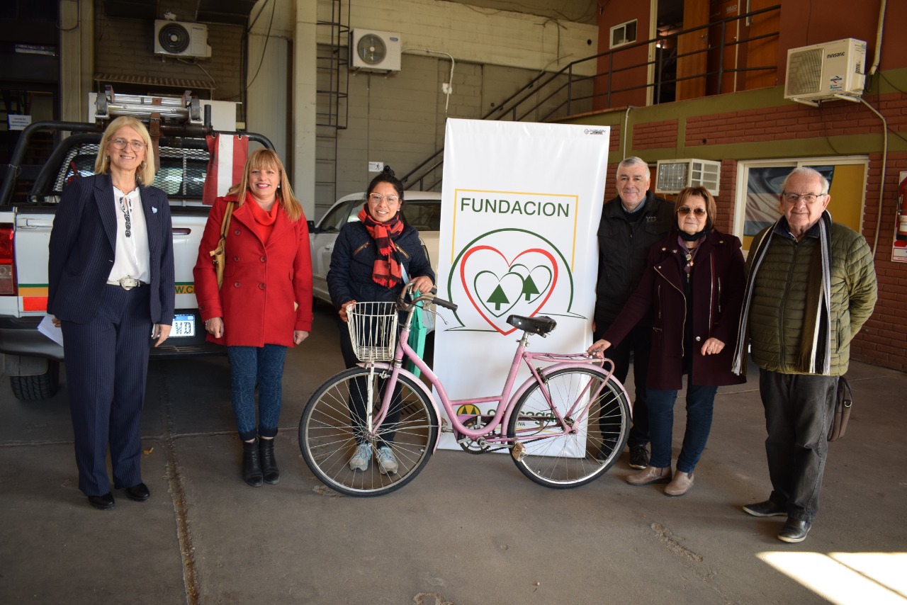 Fundación  Cecsagal entregó una bicicleta a una joven estudiante
